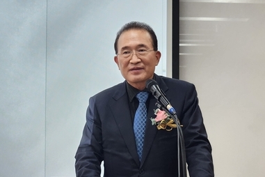 백운찬 전 한국세무사회장이 축사를 하고 있다.