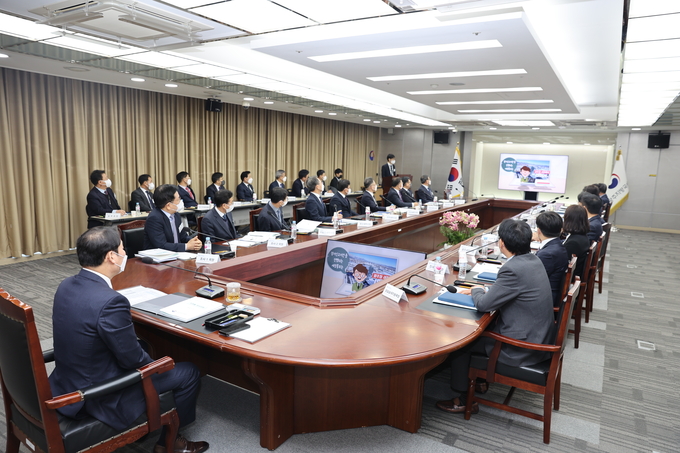 상반기 세무관서장 회의에서 자체 제작한 ‘찾아가는 현장소통’ 영상을 시청하고 있다.
