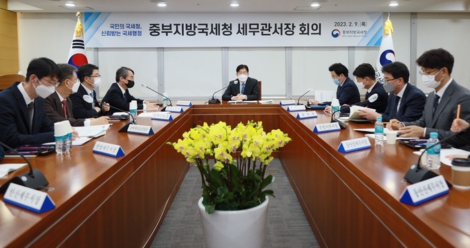 김진현<중앙> 중부청장이 9일 상반기 세무관서장회의를 주재한 가운데, 경제위기를 극복하기 위한 적극적인 세정지원을 당부하고 있다.