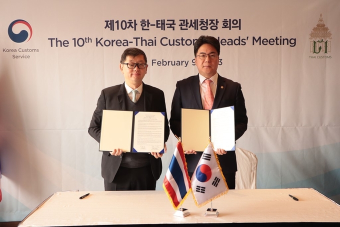 윤태식<오른쪽> 관세청장과 태국 관세총국 총국장이 9일 제10차 한·태국 관세청장회의에서 관세청장회의 합의록 서명 후 기념촬영을 하고 있다.