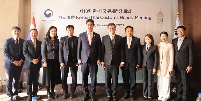 윤태식<왼쪽 다섯번째> 관세청장이 9일 서울에서 개최된 제 10차 한·태국 관세청장회의에 참석한 양국 대표단들과 기념촬영을 하고 있다.