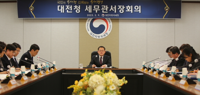이경열 대전청장(중앙)은 9일 세무관서장회의에서 "일하는 방식 혁신을 통해 실용적이고 효율적인 조직문화를 확립할 수 있도록 노력하자"고 말했다. 