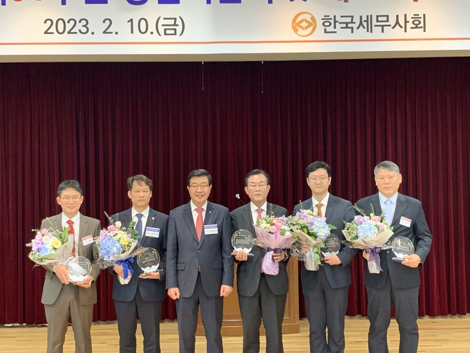 왼쪽부터 조세학술상 논문상 수상자인 신호영 교수와 김신언 세무사, 원경희 회장, 공로상 수상자 김완일 서울회장, 논문상 수상자인 정기상 판사와 김수성 박사가 기념 촬영하고 있다. 
