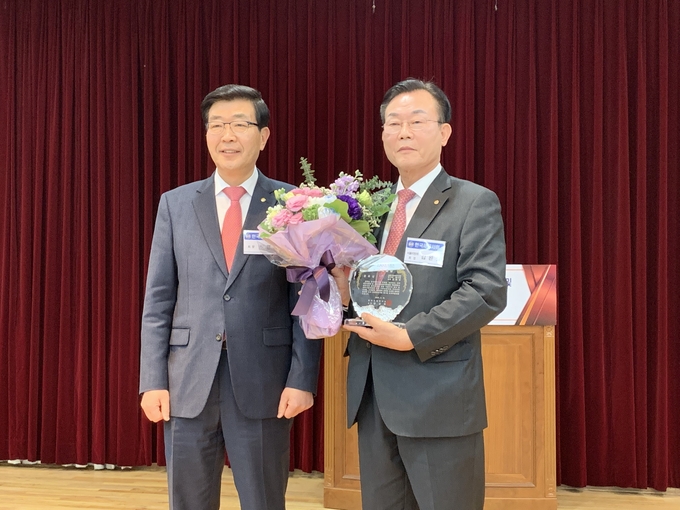 원경희 한국세무사회장이 김완일<오른쪽> 서울지방세무사회장에게 조세학술상 공로상을 시상하고 있다. 