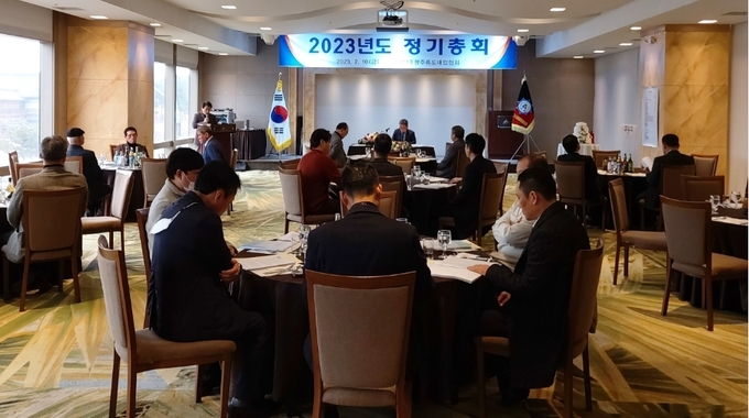 인천지방종합주류도매업협회는 지난 10일 송도센트럴파크호텔 2층 루비홀에서 정기총회를 개최하고 이석홍 현 회장을 제12대 회장으로 추대했다.