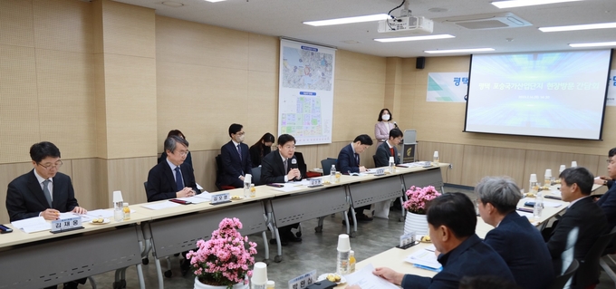 김진현<왼쪽 세번째> 중부지방국세청장이 14일 평택 포승국가산업단지 현장소통 간담회에서 입주기업 대표들에게 세정지원 방안을 설명하고 있다.