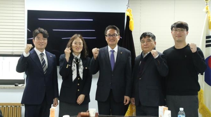 유영조 중부회장은 조세제도연구위원들에게 공로패를 시상했다. 왼쪽부터 김선명 연구이사, 강랑연 위원, 유영조 회장, 오필성 조세제도연구위원장, 정호진 위원. 