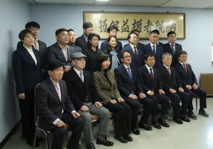앞줄 왼쪽부터 김병채 이사, 지준각 자문위원장, 천혜영 부회장, 유영조 회장, 이중건 부회장, 김갑수 이사, 최봉순 이사. 뒷줄 이은자 연수이사, 허창식 이사, 박정현 국제이사, 유수진 국제협력위원장, 목명균 정화위원장, 박현규 이사, 오필성 조세연구위원장. 끝줄 김경태 업무이사, 권용언 홍보이사, 김병찬 감리위원장, 최영우 총무이사, 이종현 홍보상담위원장, 김선명 연구이사. 