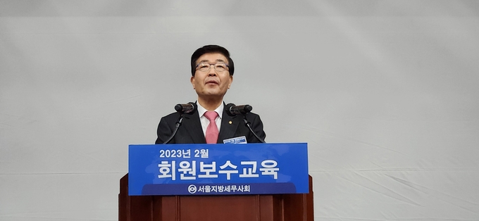원경희 한국세무사회장이 서울지방회 소속 세무사들에게 윤리실천교육을 실시하고 있다. 
