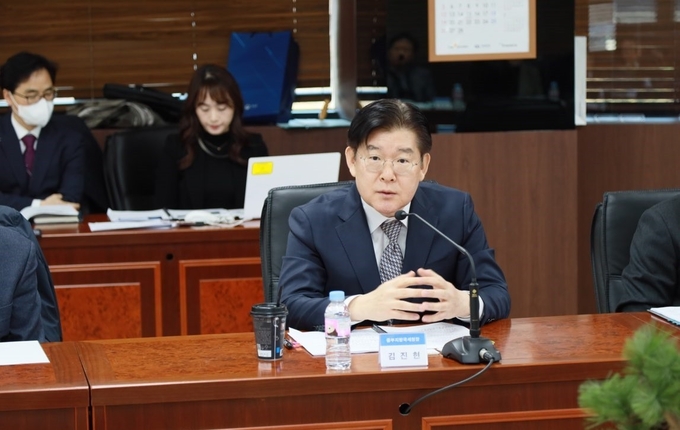김진현 중부지방국세청장이 춘천상공회의소 초청 간담회에서 중소기업과 소상공인에 대한 세정지원 방안을 설명하고 있다.