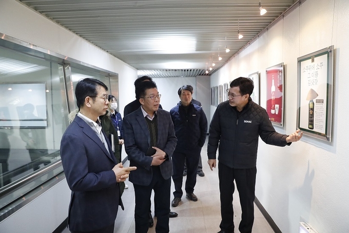 최재훈 북광주세무서장(왼쪽 첫번째)은 보해양조(주) 장성공장을 방문해 현장 애로사항을 청취했다.(사진=북광주세무서)