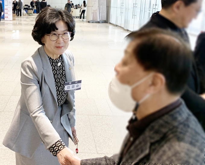 김겸순 한국세무사회 감사가 중부회 보수교육장에서 회원과 인사를 나누고 있다. 