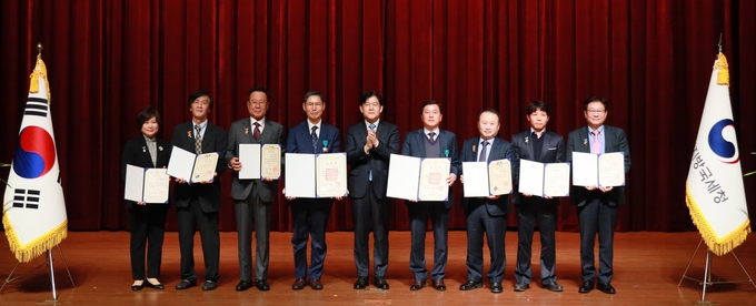 김진현(중앙) 중부청장은 3일 제57회 납세자의 날을 맞아 모범납세자에 훈·포장을 전수했다.