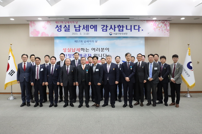 강민수 서울청장<맨 왼쪽>이 모범납세자들과 기념촬영하고 있다. 