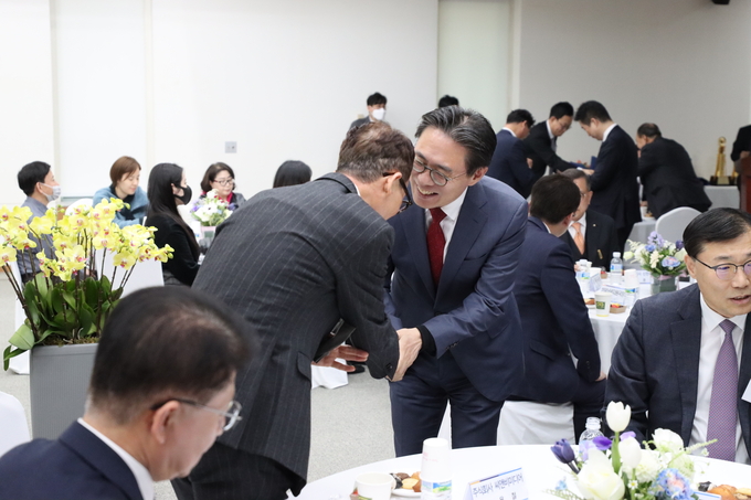 강민수 서울청장이 모범납세자들에게 일일이 감사의 인사를 하고 있다. 
