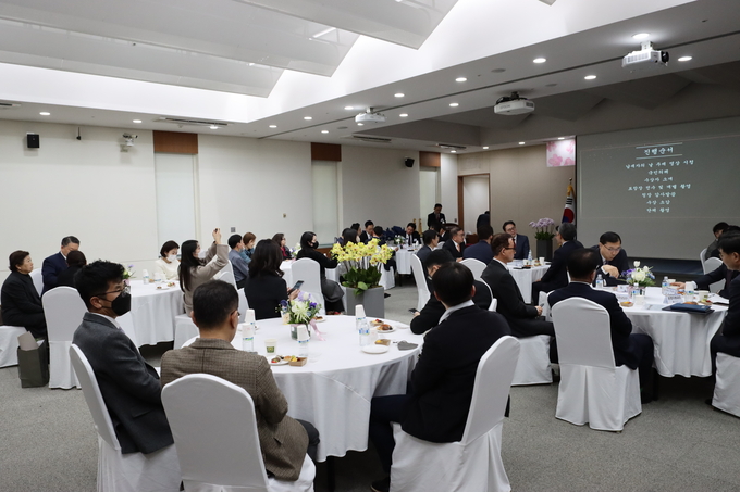 행사에 참석한 모범납세자들이 간식과 함께 티타임을 갖고 있다. 