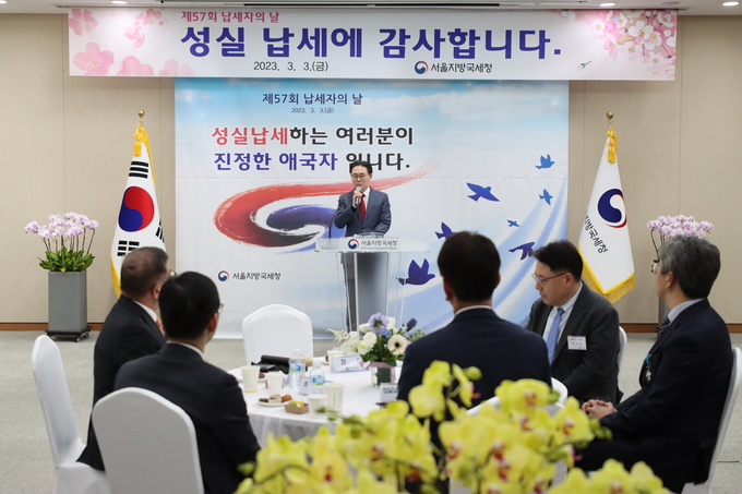 모범납세자들에게 감사의 인사를 전하고 있는 강민수 서울지방국세청장. 