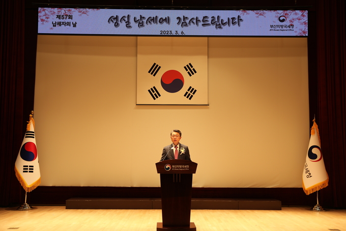 장일현 부산청장이 성실납세와 아름다운 나눔에 대한 감사를 전하고 있다.