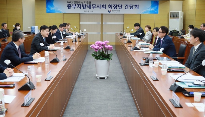 중부지방국세청(청장·김진현) 간부들과 중부지방세무사회(회장·유영조) 임원진이 12월말 결산법인의 법인세 신고와 관련해 간담회를 갖고 있다. 