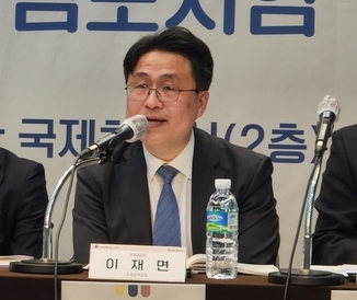 이재면 기재부 조세정책과장이 토론하고 있다.