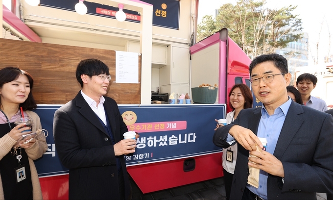 김창기 국세청장은 직원들에게 “앞으로도 국민에게 신뢰받는 국세청이 될 수 있도록 최선을 다해 달라”고 당부했다.(사진=국세청)