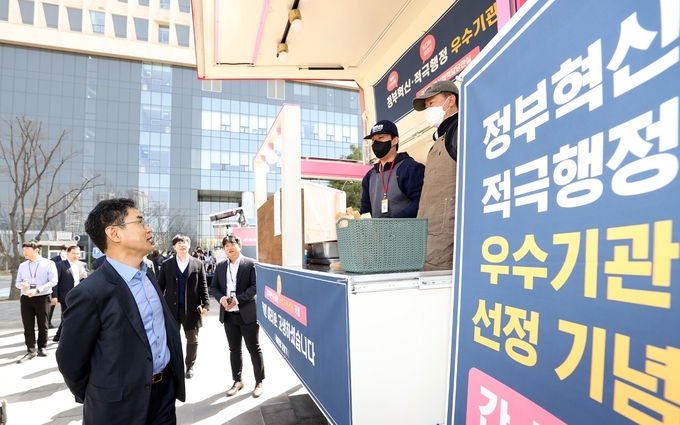 간식차 앞으로 김창기 국세청장과 직원들이 모여들고 있다.(사진=국세청)