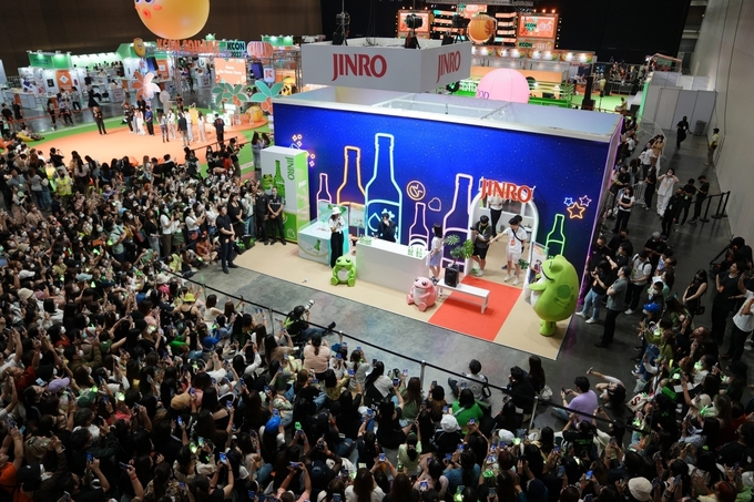 한국 유명 아이돌 그룹 갓세븐(GOT7)의 영재가 KCON 2023 THAILAND 내 진로(JINRO) 전용 부스에 방문해 홍보효과를 높였다.(사진=하이트진로)