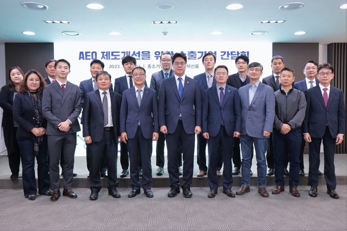 윤태식 관세청장(앞줄 왼쪽 다섯번째)이 수출기업 간담회에서 참석자들과 기념촬영을 하고 있다.