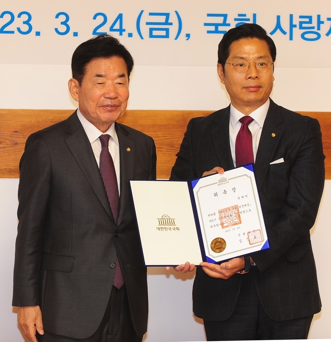 김진표 국회의장(왼쪽)은 24일 국회에서 구재이 세무사를 ‘대한민국 국회 의정대상’ 심의위원으로 위촉했다. 