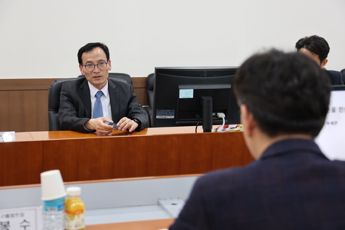 정승환 서울세관장(왼쪽)이 반도체 수출기업 스테코(주)를 방문해 애로사항을 청취하고 있다.(사진=서울세관)