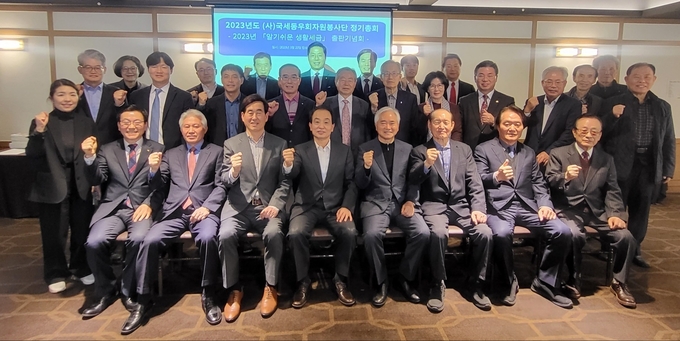 국세동우회 자원봉사단은 지난 23일 호텔 엘리에나에서 정기총회를 개최하고 황선의 세무사를 신임 단장으로 선임했다<앞줄 왼쪽 세번째 황선의 단장, 네번째 전형수 국세동우회장>. 