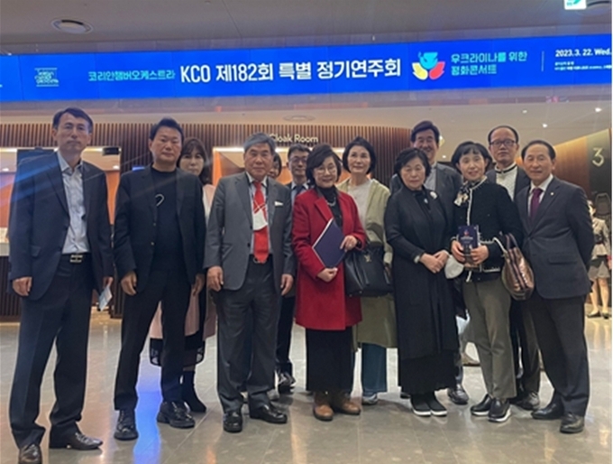 국세동우회 자원봉사단은 지난 22일 우크라이나 돕기 ‘평화콘서트’를 관람했다<왼쪽 두번째 이종탁 세무사, 네번째 조용근 전 세무사회장, 오른쪽 네번째 황선의 단장>.