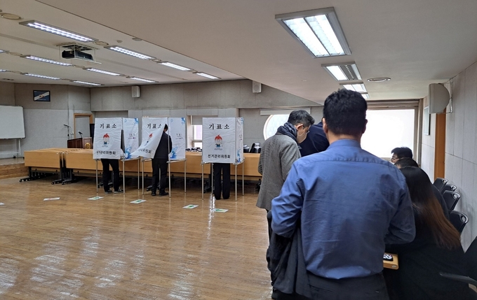 본회에 마련된 투표소에 참석한 회원들이 소중한 한 표를 행사하고 있다.