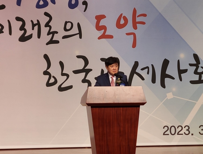 유경준 의원이 축사를 하고 있다. 