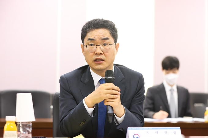김창기 국세청장이 시화·시화MTV 국가산업단지 입주기업 대표들과 현장소통 간담회에서 국세청의 세정지원 방안을 설명하고 있다.