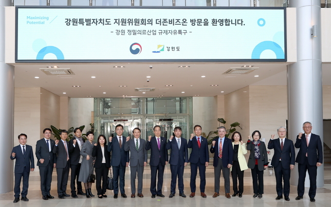 한덕수 국무총리와 정부 관계자는 지난 30일 더존ICT그룹 강촌캠퍼스를 방문해 ‘정밀의료 빅데이터 플랫폼’의 성과를 현장 확인했다.(사진=더존비즈온)