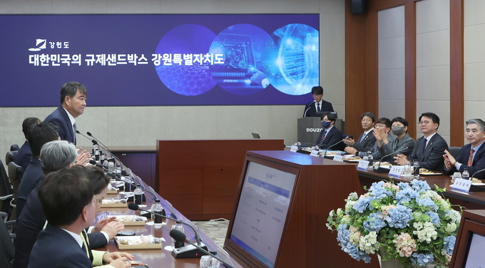 김용우 더존ICT그룹 회장이 인사를 하고 있다.(사진=더존비즈온) 