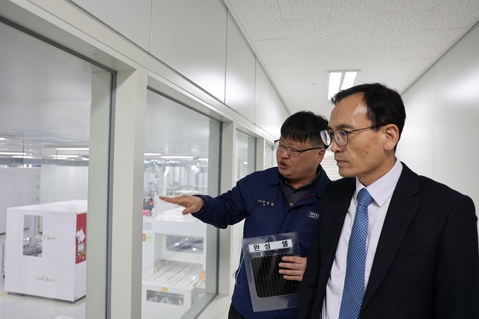 정승환 서울세관장(오른쪽)이 31일 현대에너지솔루션 관계자로부터 공정과정에 대한 설명을 듣고 있다.