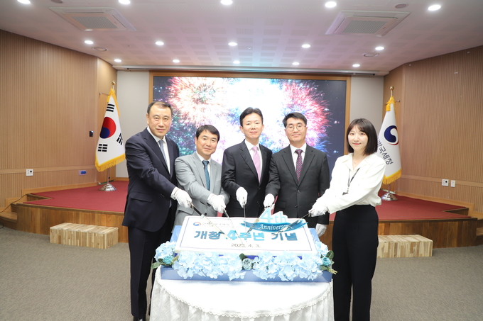 민주원 인천청장(가운데)이 직원들과 개청 4주년 기념 케이크를 커팅하고 있다. 