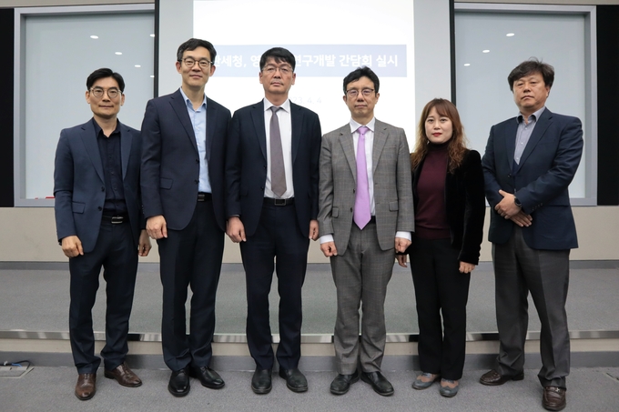 유영한 관세청 정보데이터정책관(왼쪽 세번째)은 4일 대전 한국과학기술원에서 열린 영상 AI 연구개발 간담회에 참석해 연구진들에게 AI 학습용 데이터 개방 계획을 설명했다.(사진=관세청)