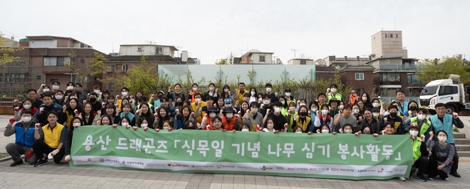 삼일PwC 등 용산드래곤즈 16개 회원사 임직원들이 지난 4일 식목일 기념 나무 식재 봉사활동을 실시하고 기념사진을 찍고 있다.(사진=삼일PwC) 
