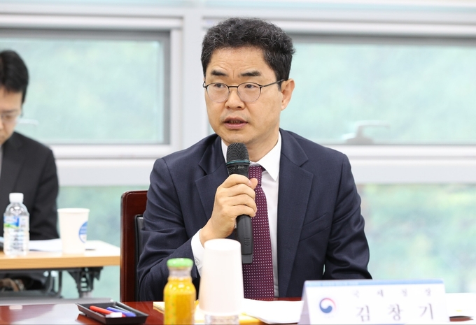 김창기 국세청장이 진주뿌리기술지원센터에서 가진 항공부품 제조업체 간담회에서 세정지원 방안을 설명하고 있다.(사진=국세청)
