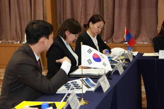권태휴<왼쪽> 한국AEO진흥협회 본부장이 몽골 관세청 Davaa Tsenduren 위험관리부 국장과 K-AEO 수출에 대해 협의하고 있다.