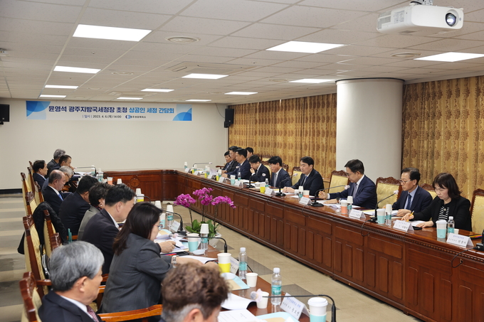 광주상공회의소는 정창선 회장을 비롯 지역 상공인 20여명이 참석한 가운데 윤영석 광주지방국세청장 초청 상공인 세정간담회를 개최했다.