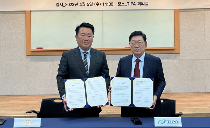 정남기<오른쪽> TIPA 회장은 지난 5일 중국 지재권보호서비스 전문플랫폼 기업 안둔아이피의 한국 사무소인 손재현 ㈜안둔아이피 대표와 K브랜드의 중국 내 지식재산권 보호를 위한 업무협약(MOU)을 체결했다.