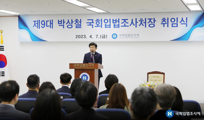  박상철 신임 국회입법조사처장이 지난 7일 취임식에서 당부의 말을 전하고 있다<사진=입법조사처>. 