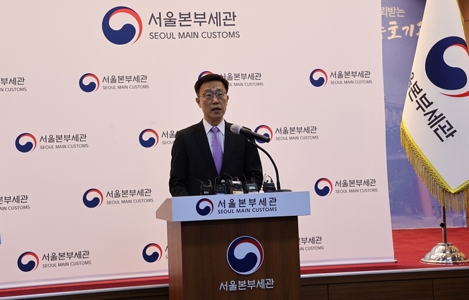 남성훈 서울세관 조사1국장이 해외직구를 악용해 중국산 불법식품을 대량 밀수입한 사건을 브리핑하고 있다.
