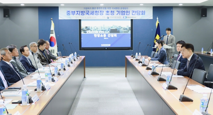 김진현<오른쪽 첫번째> 중부지방국세청장이 18일 평택상공회의소를 찾아 기업인들을 위한 세정지원 방안을 소개하고 있다.(사진=중부청)