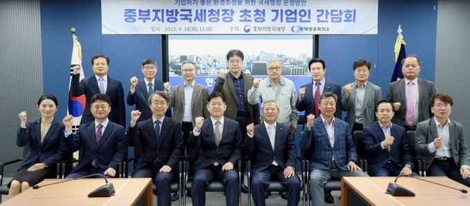 김진현<앞줄 왼쪽 네번째> 중부지방국세청장이 18일 평택상공회의소 초청 간담회에서 상공인들과 함께, 활기찬 민생경제 회복을 기원하고 있다.