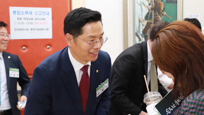 구재이 전 한국세무사고시회장이 중부지방회 보수교육장에서 회원들과 만나고 있다. 